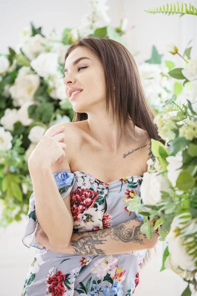 Schöne Brünette Frau Buntem Sommerkleid Posiert Neben Weißen Blumen Luxuswohnungen — Stockfoto