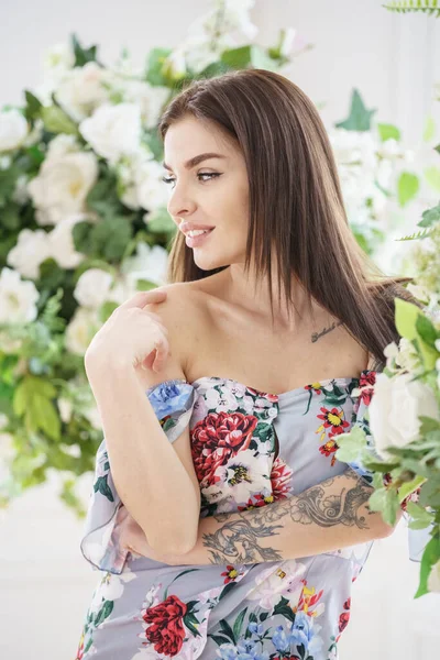 Schöne Brünette Frau Buntem Sommerkleid Posiert Neben Weißen Blumen Luxuswohnungen — Stockfoto