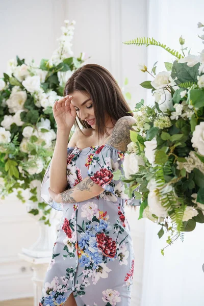 Mooie Brunette Vrouw Kleurrijke Zomer Jurk Poseren Naast Witte Bloemen — Stockfoto