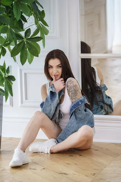 Mulher Morena Atraente Vestindo Lingerie Branca Tênis Brancos Jaqueta Jeans — Fotografia de Stock