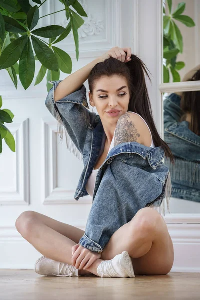 Attraktiv Brunett Kvinna Bär Vita Underkläder Vita Sneakers Och Jeans — Stockfoto