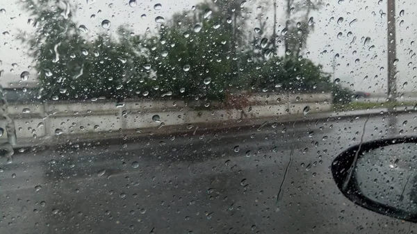 Σταγόνες Βροχής Στο Πλευρικό Παράθυρο Του Αυτοκινήτου — Φωτογραφία Αρχείου