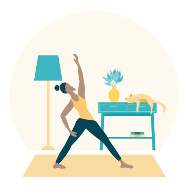 Evde konsept kal. Coronavirus tecridi sırasında rahat modern iç mekanda yoga yapan genç bir kadın. Düz vektör illüstrasyonu..