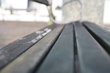 Parktaki bankta yaklaş.