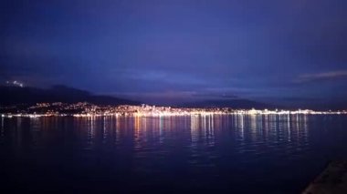 Limandan geçen bir feribotta zaman aşımını gösteren bir video.