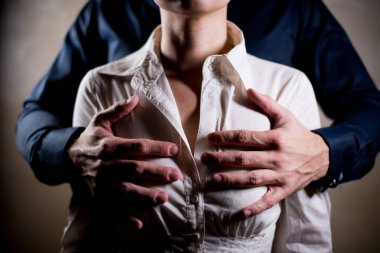 Adam ellerini kızın göğsünde tutuyor, onun tarafından dirençle karşılaşmıyor.