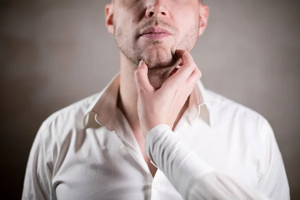 Ruhiger Mann steht, während die Hand des Mädchens sein Gesicht ergriff — Stockfoto