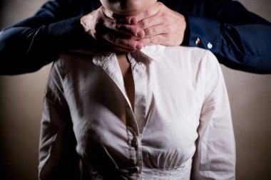 Bir adam arkasında durarak bir kızın boğazını sıkar ve onun tarafından dirençle karşılaşmaz.