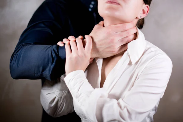 Mulher tenta suportar sufocante apreensão de homem no cargo — Fotografia de Stock