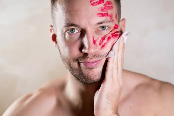 Borrar rastros de besos de la cara —  Fotos de Stock