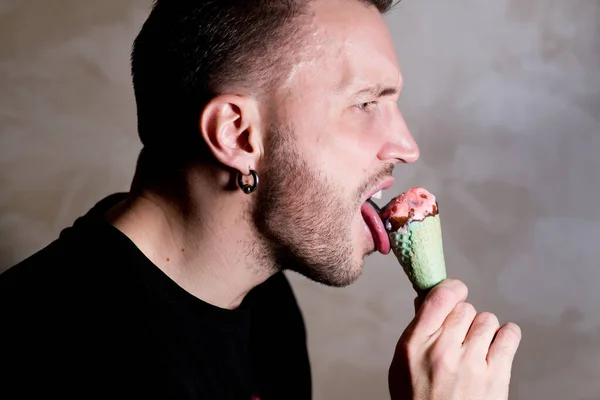 Brutální muž lízání zmrzliny — Stock fotografie