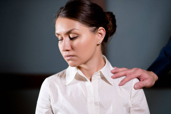 woman rejects the fact that a man touches her shoulder