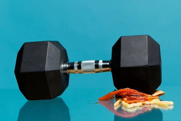 Un grand haltère repose sur un hamburger broyé . — Photo