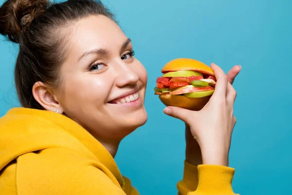 Glimlachend meisje met een dieet sandwich gemaakt van bessen en fruit — Stockfoto