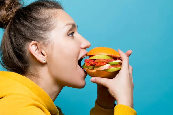 Meisje gaat naar een dieet sandwich gemaakt van bessen en fruit proeven — Stockfoto