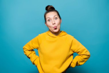 Sweatshirt 'lü kız etrafta dil gösteriyor.