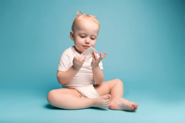 Küçük kız bir doz ilaç almayı düşünüyor.