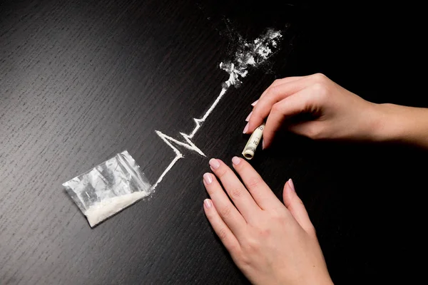 Kobieta zamierza zażywać kokainę, która jest pokazywana jako linia uderzeń serca — Zdjęcie stockowe