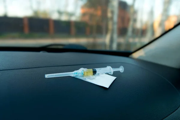 Las drogas se encuentran en el salpicadero del coche — Foto de Stock