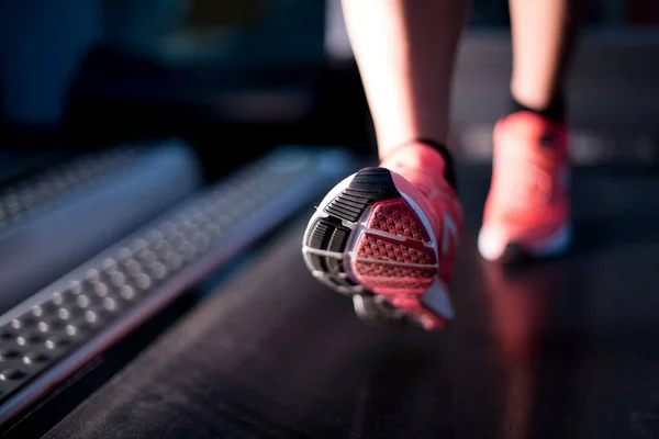 Oot de una chica que se está calentando en una cinta de correr. De cerca. —  Fotos de Stock