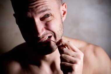 Erkekler dişlerinin arasındaki boşluğu kürdanla temizler.