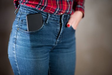 Kotun cebinden çıkan siyah bir çantadaki telefon.