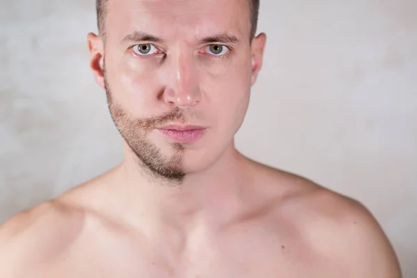 Face of a man half of which is covered with stubble — Stockfoto