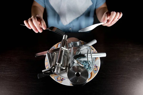 Kız, tabakta duran demir yığınıyla yemek yiyecek. — Stok fotoğraf