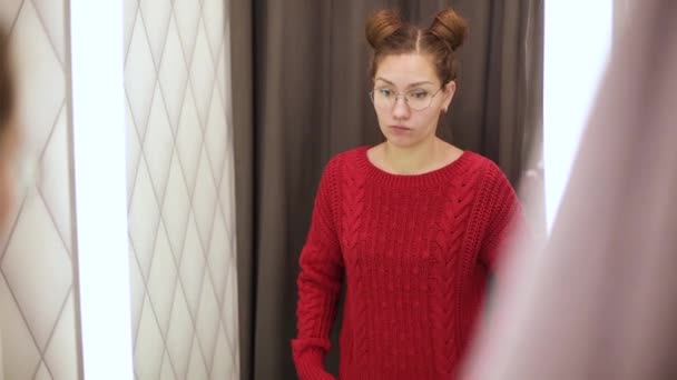 Menina Tentando Suéter Vermelho Quarto Montagem Uma Loja Roupas — Vídeo de Stock