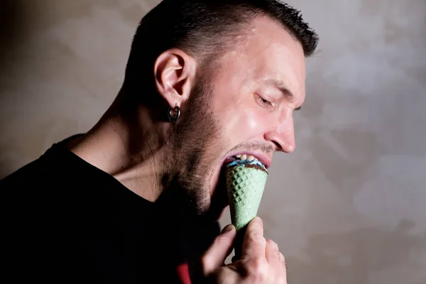 Muž kousne zmrzlinu — Stock fotografie