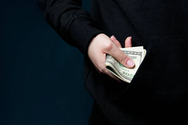 Το γυναικείο χέρι βάζει ένα μάτσο λεφτά στην τσέπη του. — Φωτογραφία Αρχείου