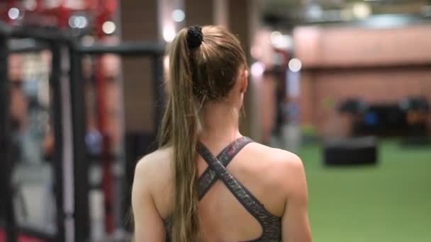 Atleta Palestra Vista Dalla Schiena Rallentamento Ragazza Cammina Lungo Corridoio — Video Stock