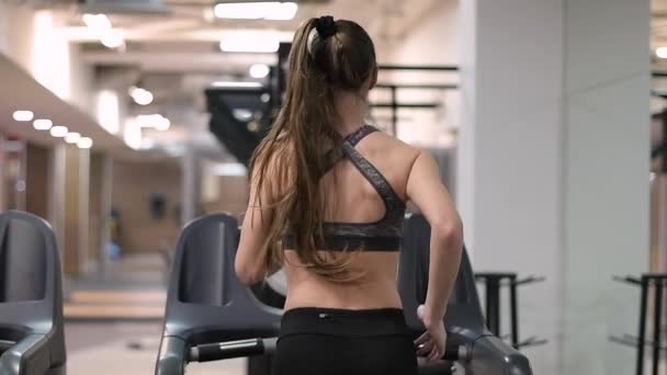 Spor Salonundaki Koşu Bandında Koşan Kadın Arkadan Bakan Yavaş Çekim — Stok video