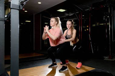 Kız spor kulübünde bir antrenörün kontrolü altında.