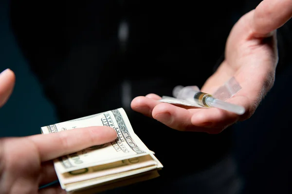 Κοντινό πλάνο των χεριών για να ανταλλάξουν χρήματα για μια δόση φαρμάκων. — Φωτογραφία Αρχείου