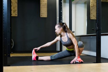 Ağırlık antrenmanından önce ısınma ve ısınma.