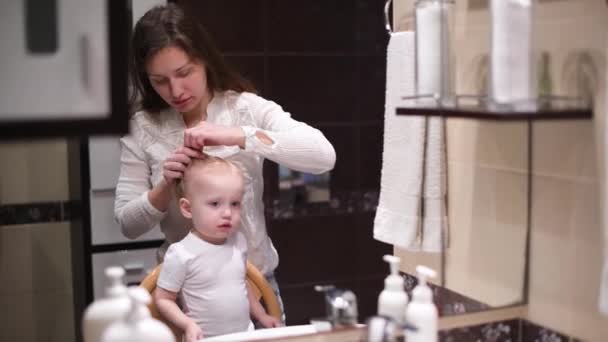 Μητέρα Φτιάχνει Χτένισμα Της Κόρης Της Πρωί Στο Μπάνιο Μπροστά — Αρχείο Βίντεο