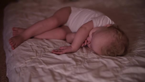 Bambina Dorme Sul Bordo Del Letto — Video Stock