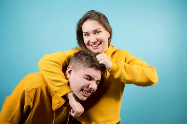 Hermana y hermano está luchando juguetonamente — Foto de Stock