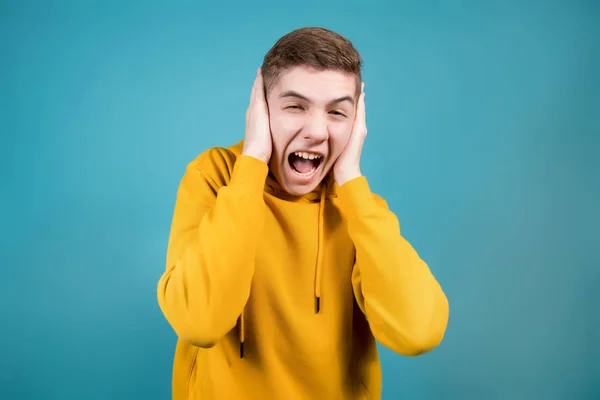 Adolescente gritando sosteniendo su cabeza en sus manos — Foto de Stock