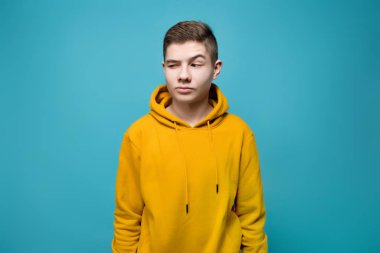 Genç bir adam sol tarafındaki hayali bir nesneye bakar.