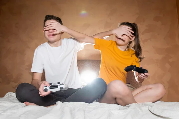 Хлопець з дівчиною грає у відеогру, використовуючи шахрайство — стокове фото