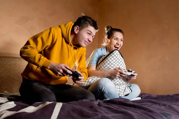 Jogo de computador e dois amigos, um cara e uma menina — Fotografia de Stock