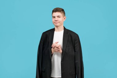 Genç bir adam ve çok büyük bir ceket..