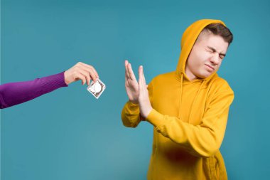 Genç bir kız prezervatifi reddediyor.