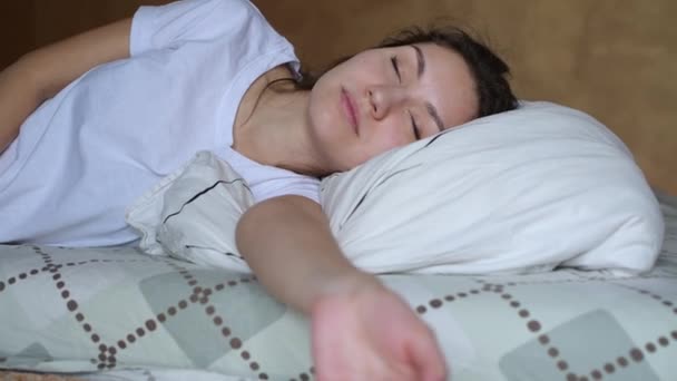 Mladá žena v posteli otevřela oči a uvědomila si, že zaspala. — Stock video