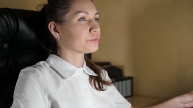 Bilgisayarda çalışan ve sıcak bir içecek içen bir kızın yakın çekimi. Çay ya da kahve, kamera hareket ediyor. Tek model serisi