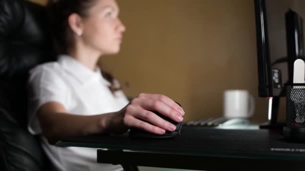 女商人夜间在计算机上工作的女商人或女设计师有选择地专注于鼠标 一个型号的系列 — 图库视频影像