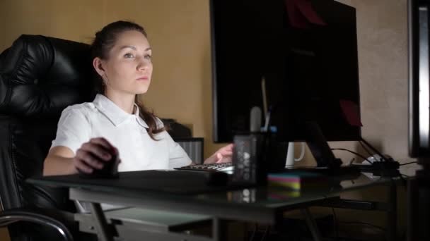 Meisje Ondernemer Ontwerper Werkt Aan Een Computer Een Grote Fauteuil — Stockvideo