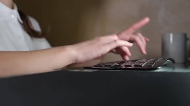 vue latérale des mains d'une fille sur un clavier. Série modèle unique, gros plan, mise au point sélective 